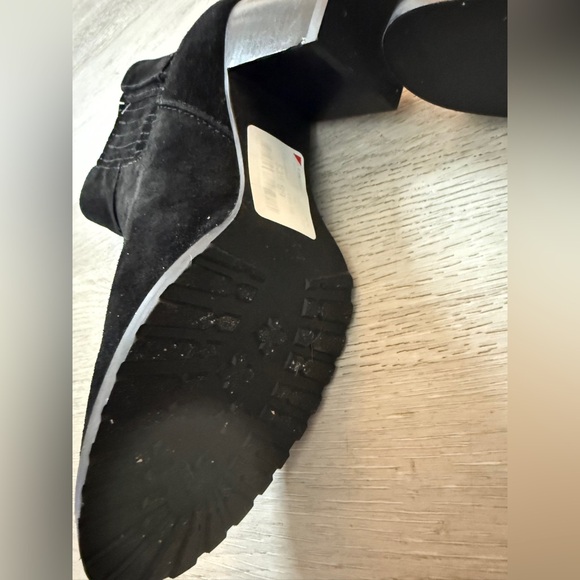 Chic Black Suede Ankle Booties - Picture 5 of 5